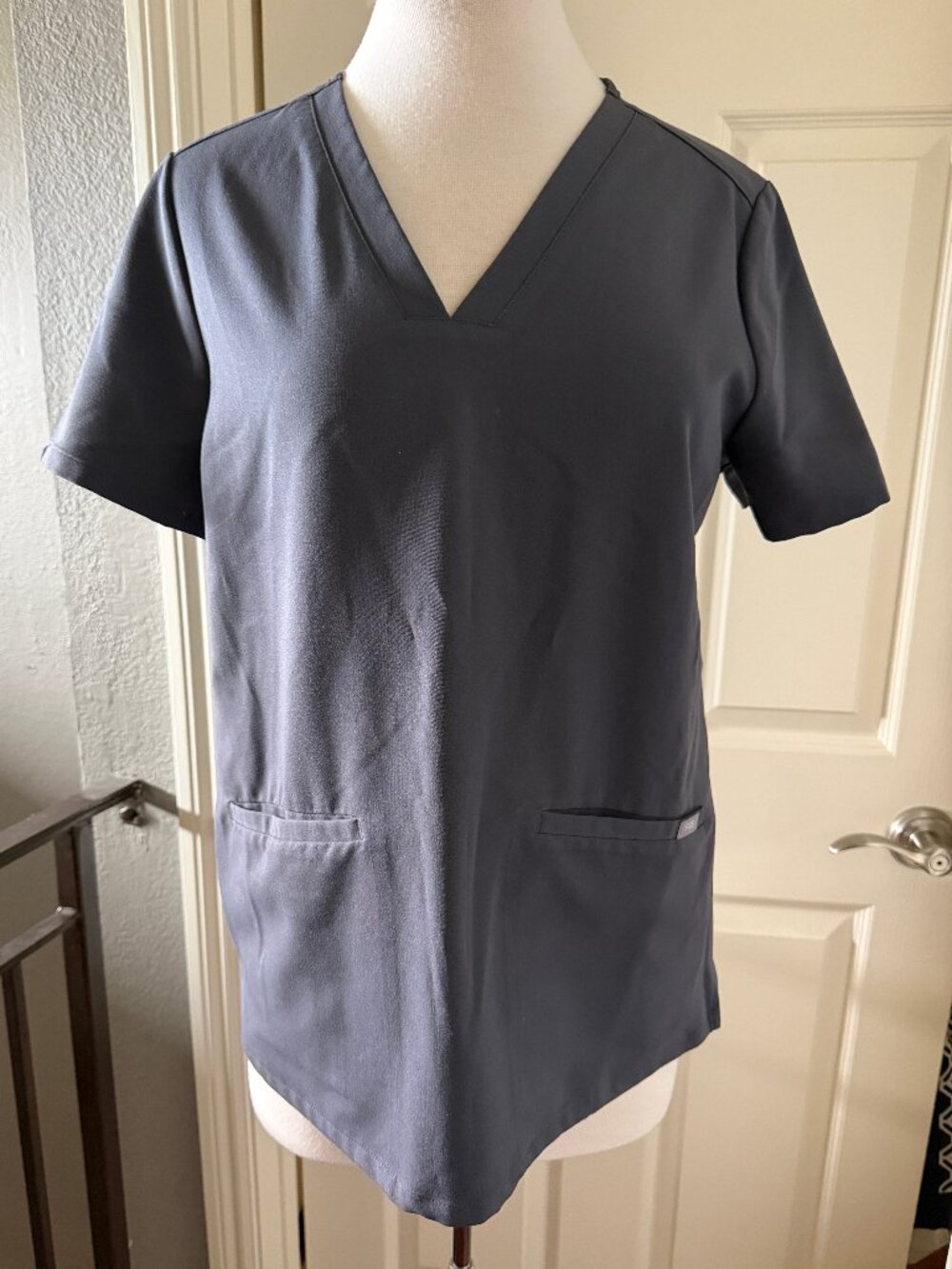 FIGS Casma V-neck scrub top M Charcoal Gray